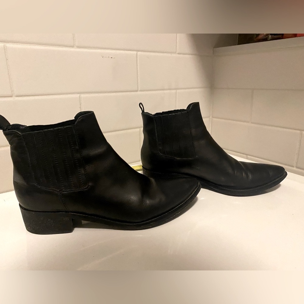 Italian Leather Pointed Chelsea Boot EU 39